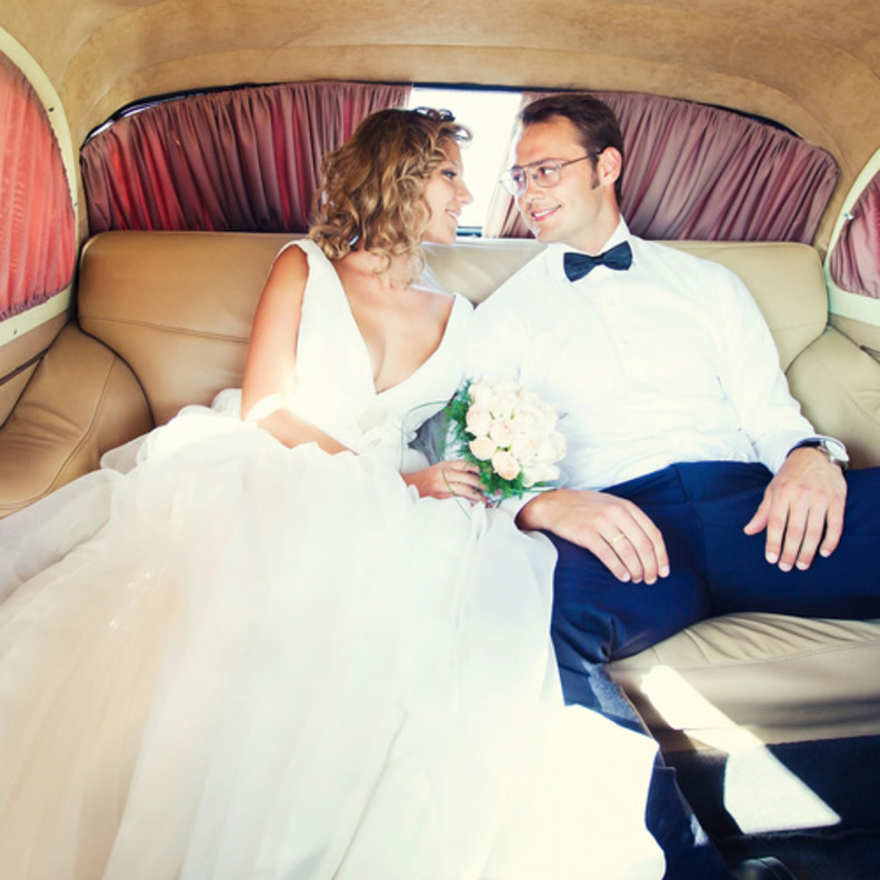 صورة رائعة مع سيارة كلاسيكية عتيقة