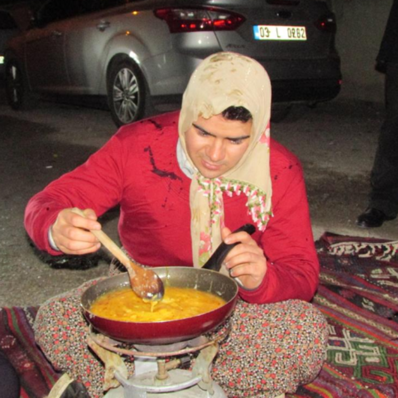 العريس بثياب الزوجة وهو يقلي البيض