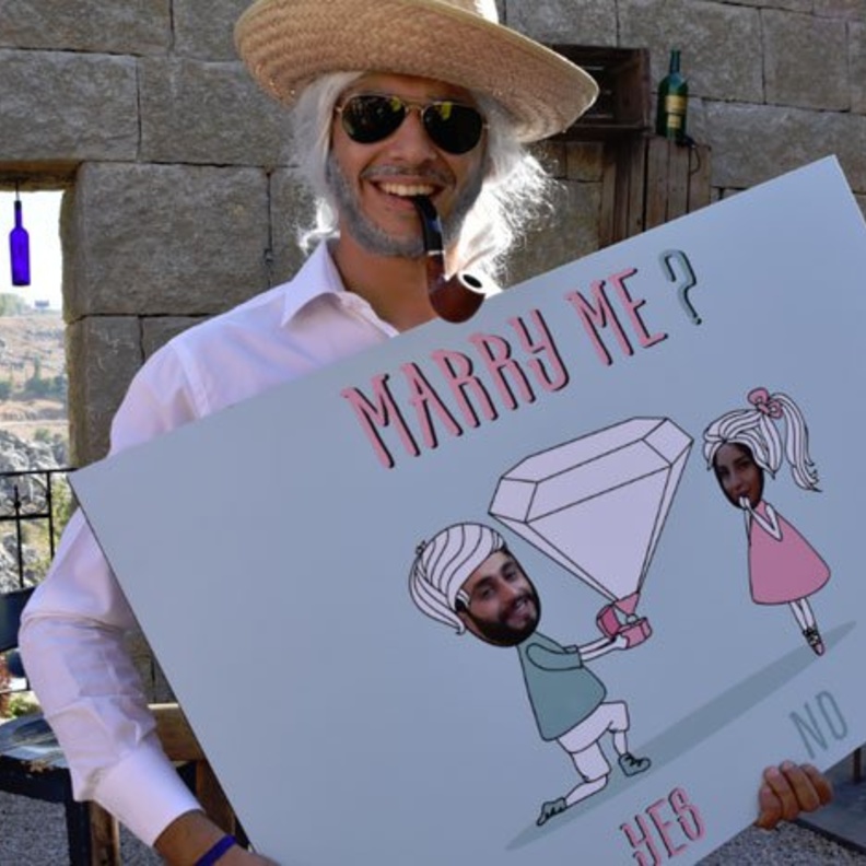 العريس يحمل الرسمة ويطلب يد حبيبته