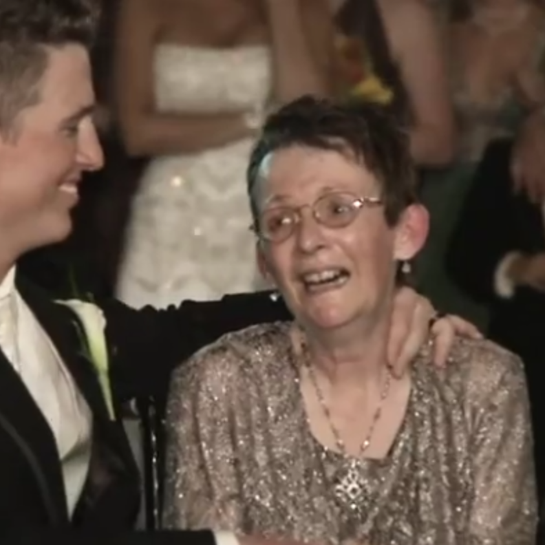 العريس يراقص والدته