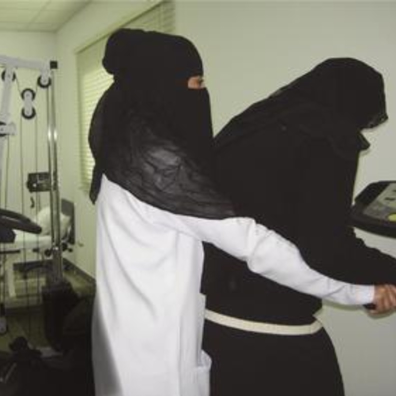 العلاقة بين اخصائي العلاج والسعوديات