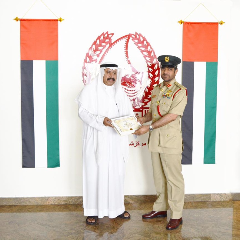 العميد سعيد آل مالك يكرم جابر في دبي 