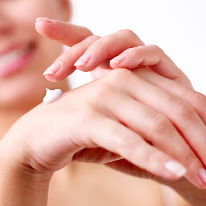 العناية بالبشرة في الشتاء تبدأ بالتقشير الرطب