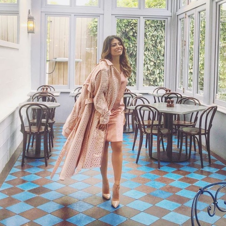 العنود بإطلالة حيوية وناعمة بالزّهري الهادئ