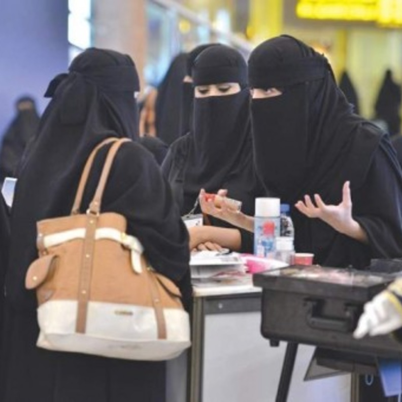 الفتيات يستقبلن الزائرات