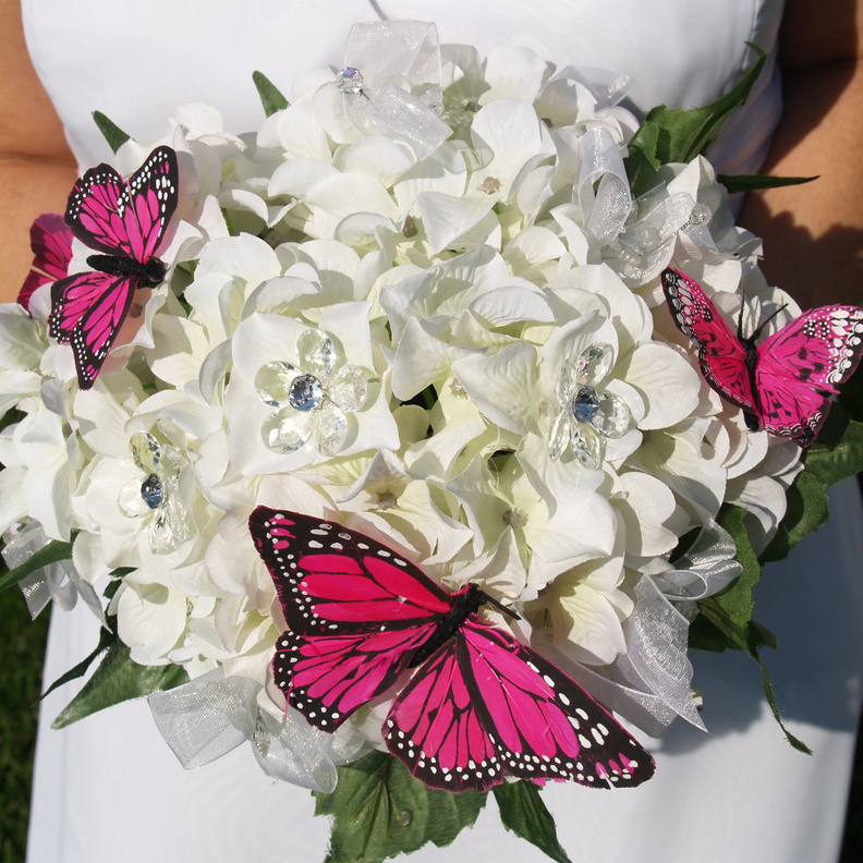 بطاقات الزفاف تزينها فراشات ناعمة