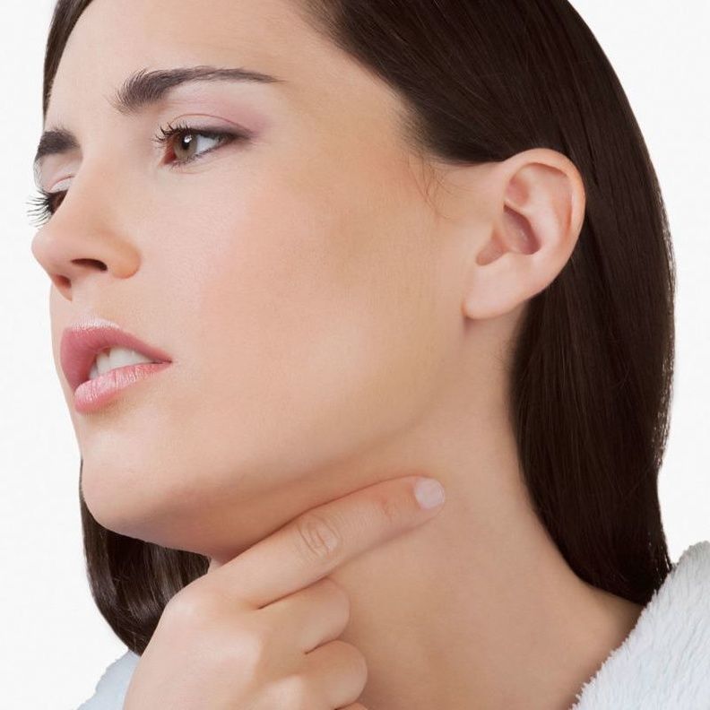 الفرق بين التهاب الحلق و التهاب اللوزتين 