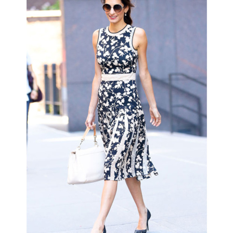 الفساتين الصباحية من اختيارات أمل كلوني 