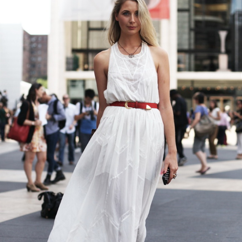 زيني الفستان بحزام على الخصر لأسلوب انيق وجذاب