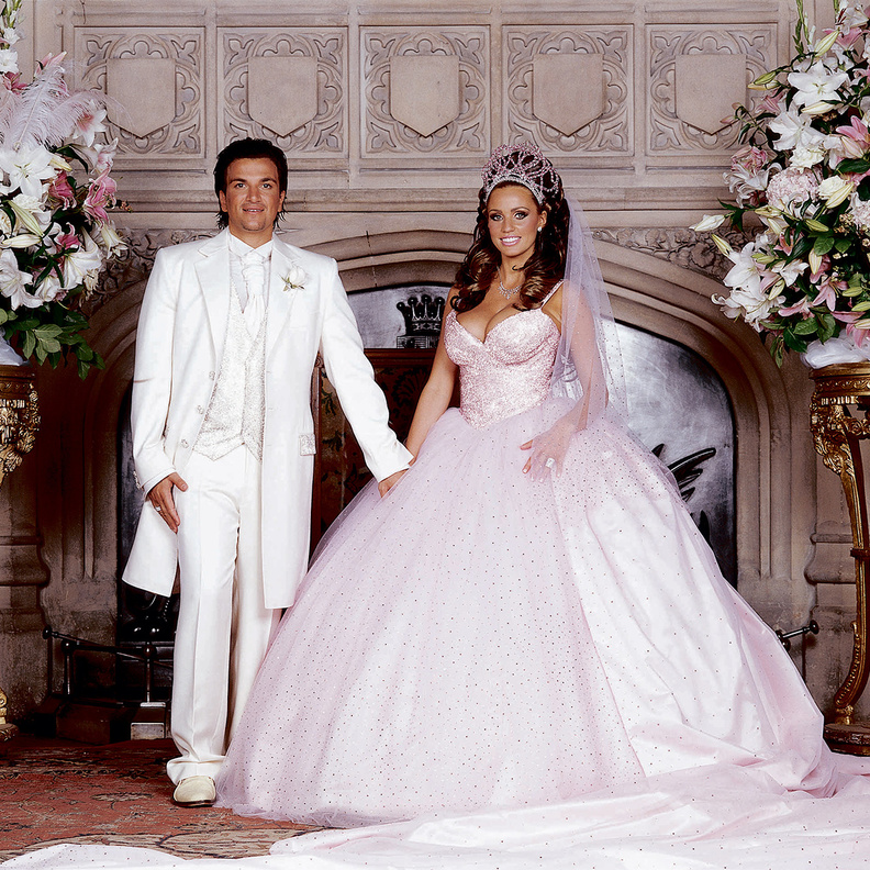 الفستان الوردي المنفوش الخاص بكايتي برايس والاطلالة بكاملها جعلته من اسوأ فساتين الزفاف