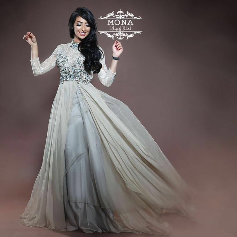 الفنانة نور غندور باحد تصاميم منى المنديل