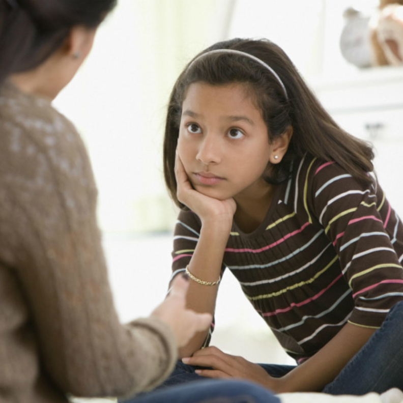 الكلام و التفاهم له تاثير التنويم المغناطيسي لاطفالك المتذمرين