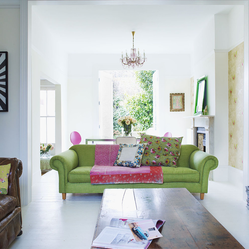 الكنب الكلاسيكس بلونه الأخضر ينسجم مع الوسائد والكنب الجلدي باللون البني 