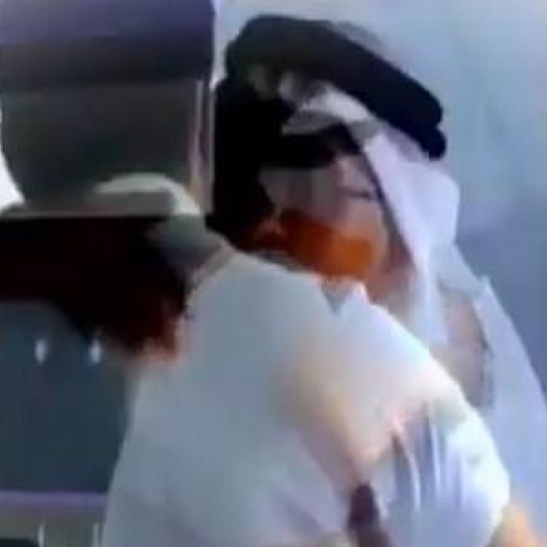 بالفيديو: سعودي يلتقي ابنه بعد فراق 21 عاماً