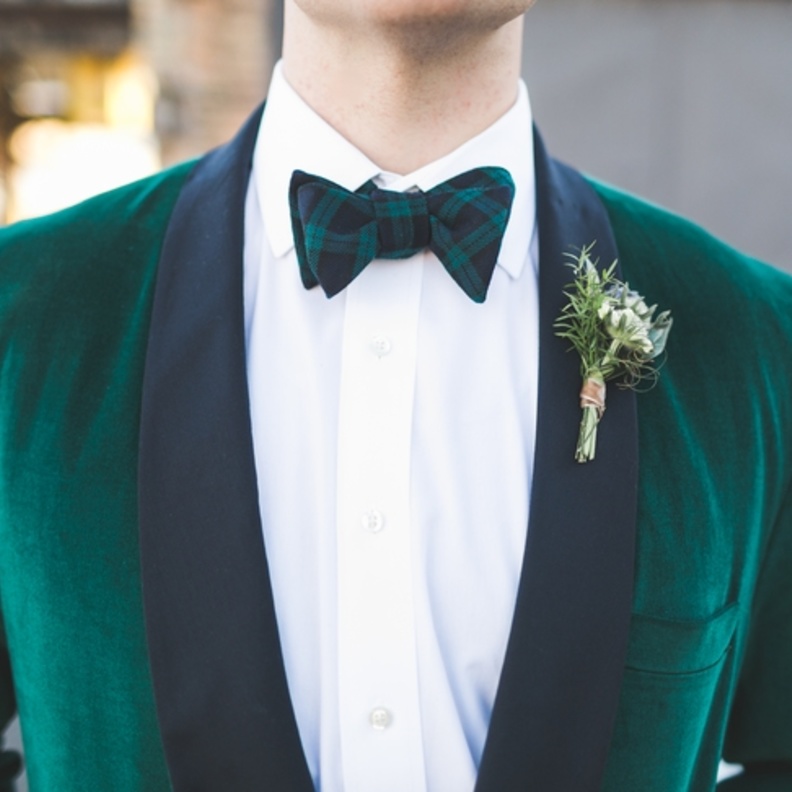 اللون الأخضر المخملي يعطي العريس اطلالة فخمة