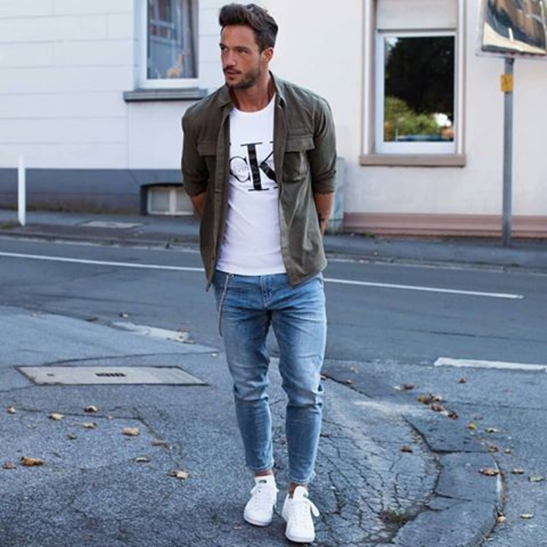 اللون الزيتي والأبيض يليق بالرجل الأسمر