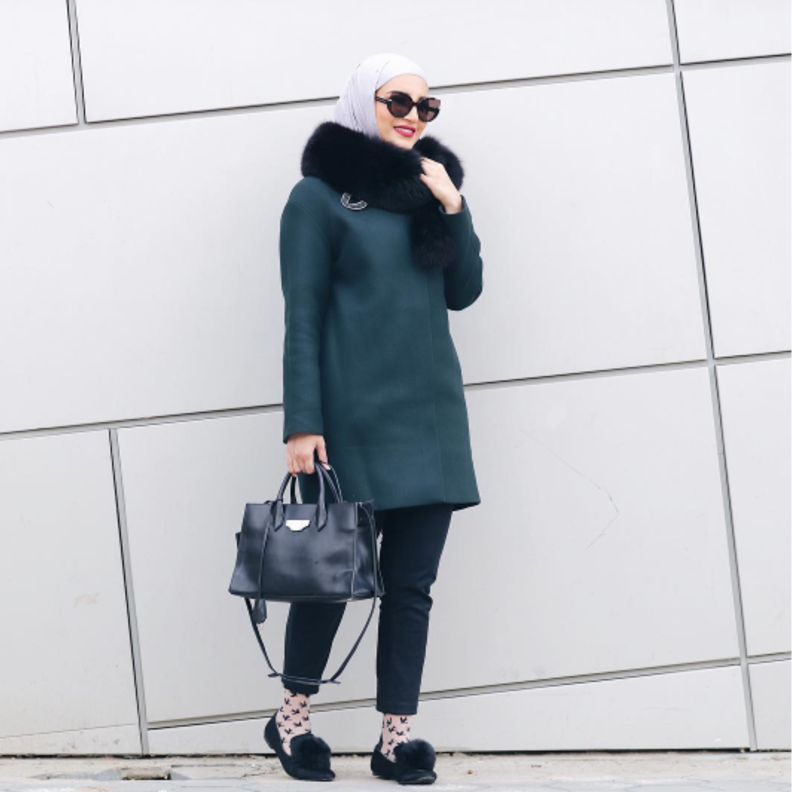 اللون الزّيتي الغامق مع الفلاو النّاعم الأسود، إزياء شتوية بامتياز