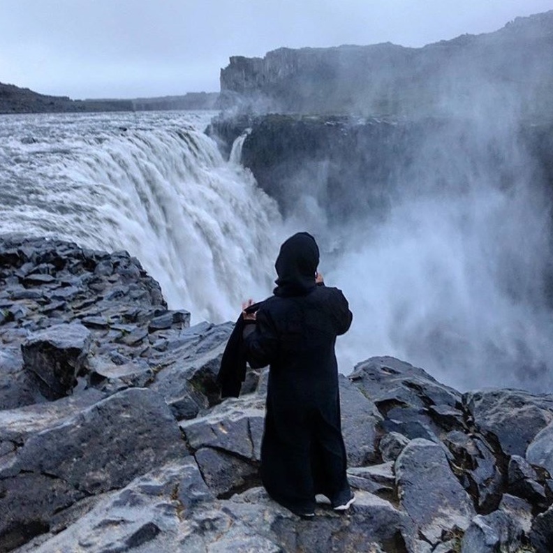 المرأة الغامضة تهوى السفر و السياحة 