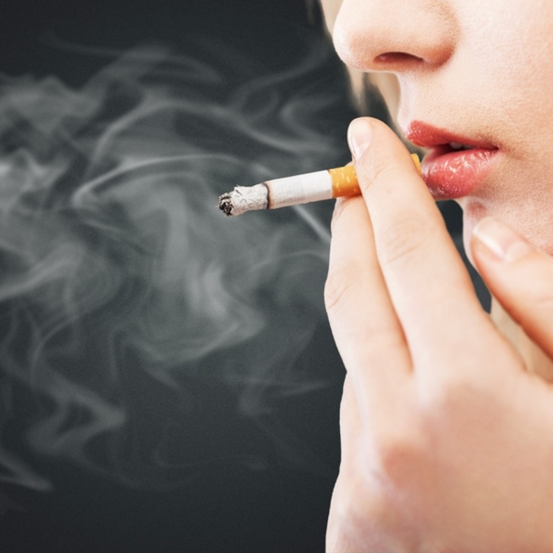 المراة المدخنة بعيون الرجال