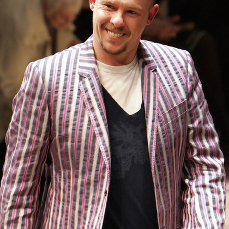  المصمم البريطاني الراحل ألكسندر مكوين.