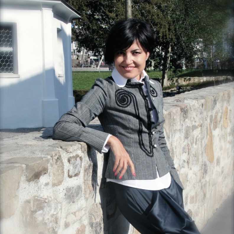 المصممة Yokut Schmid