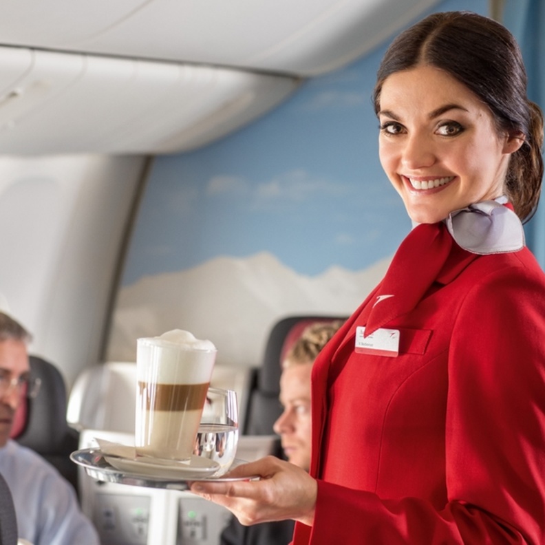 المضيفات يشرحن طريقة وضع اليد حال وقوع الطائرة