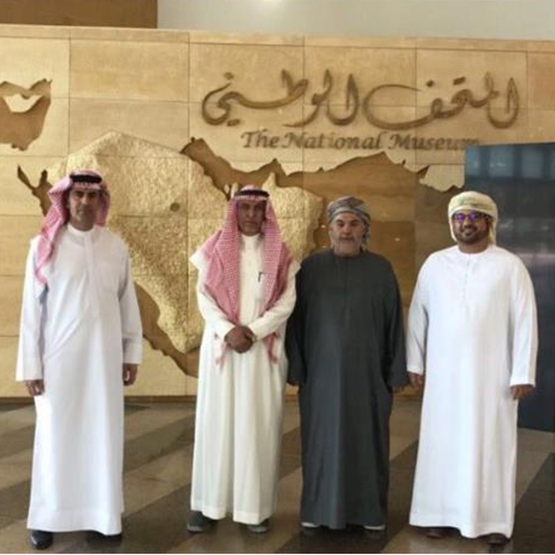 المعلم مع طلابه العمانيين في المتحف الوطني بالرياض 