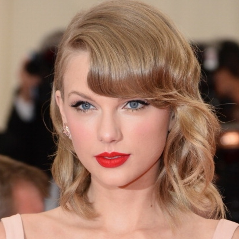 المغنية تايلور سويفت Taylor Swift  بشفاه حمراء