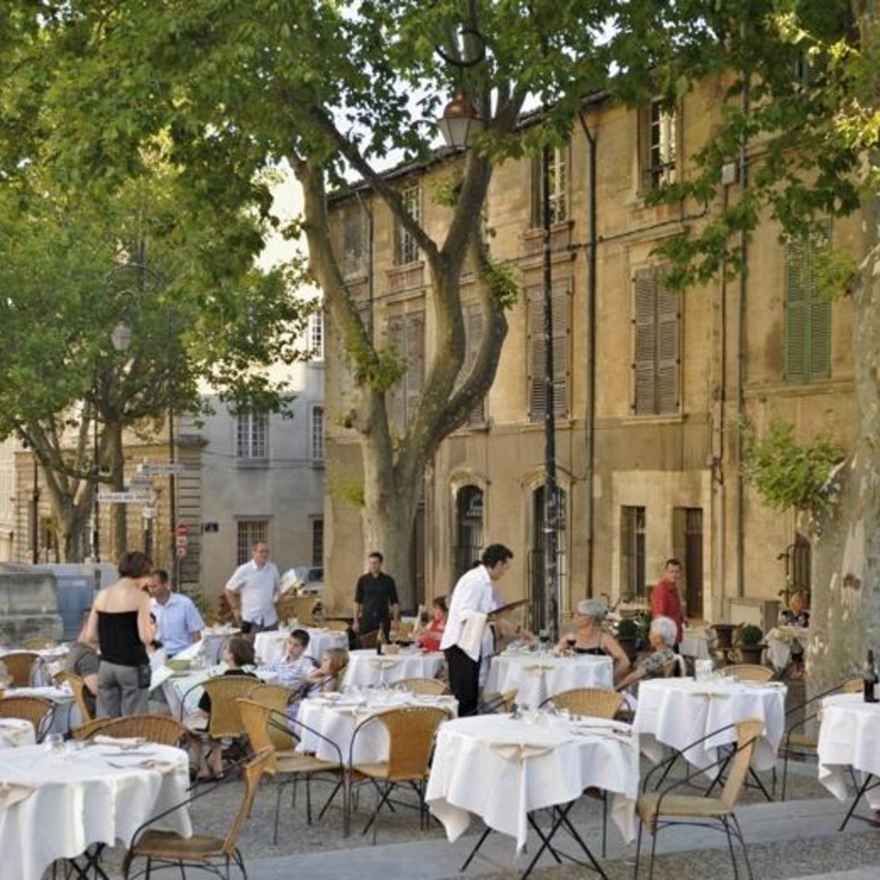 المقاهي في أفنيون