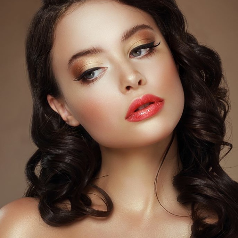 المكياج الذهبي يشعّ جمالاً في الربيع