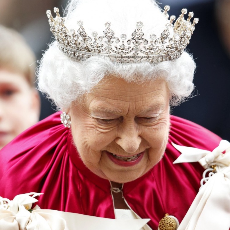 بالصور: الملكة إليزابيث تضع "وسام الفرسان"