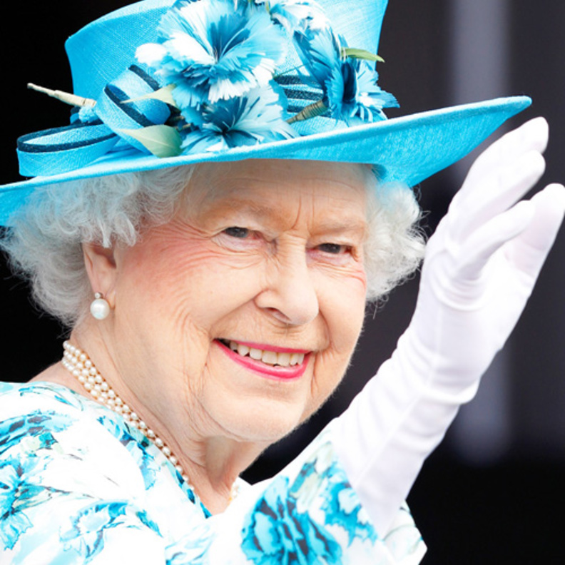  الملكة فرحة بسبب بيع البطاقات