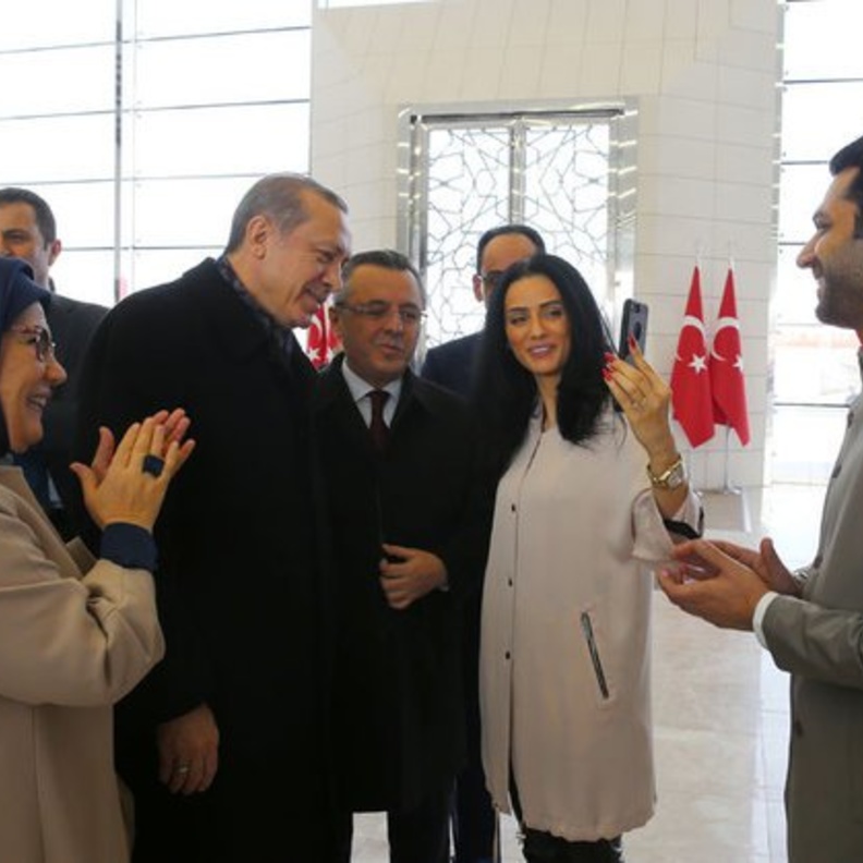 الممثل التركي امير مع اردوغان وززجته