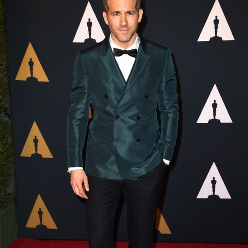 الممثل رايان راينولدز في توكسيدو من بربري Burberry