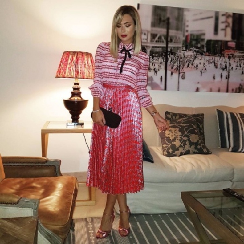 الممثلة اللبنانية ستيفاني صليبا متألقة بتنورة غوتشي مع قميص هدل وصندل كعب عالي