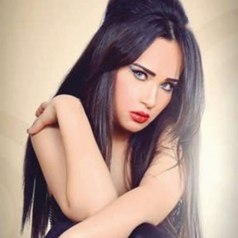 محمد مختار يعلن زواجه من رنا الهواري