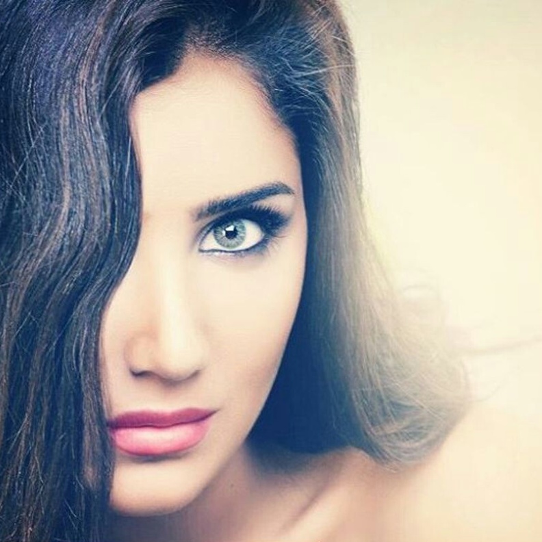 مي عز الدين باطلالة عصرية ومميزة