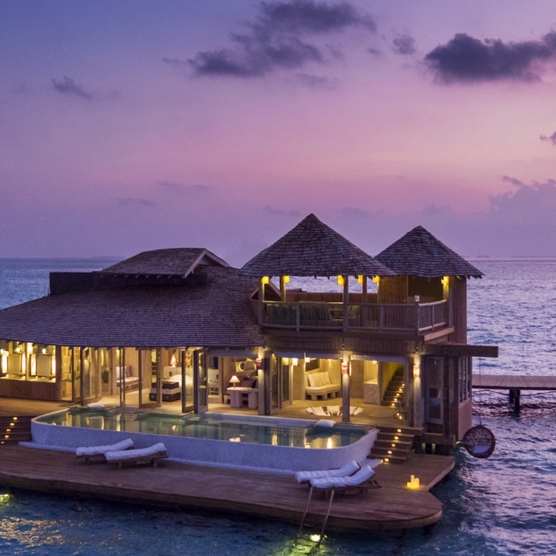 المنتجع يوجد في جزيرة  Medhufaru ويبعد مسافة 35 دقيقة بالطائرة المائية عن مطار ميل