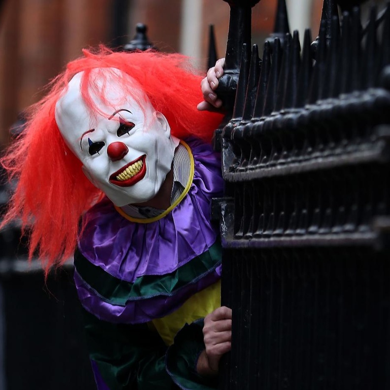 المهرج القاتل يتسبب في ولادة سيدة في الشارع