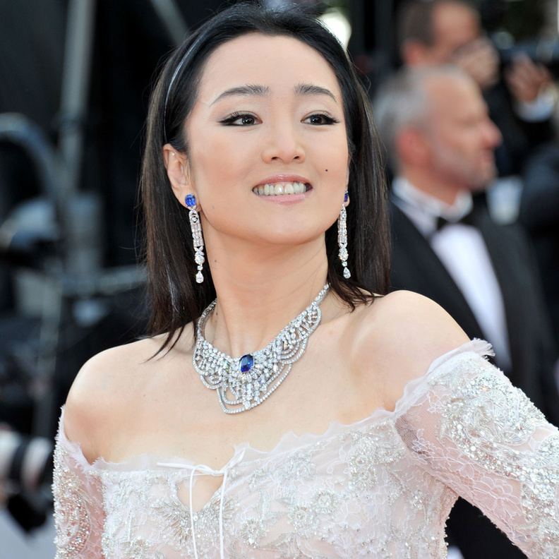 النجمة الصينية غونج لي ترتدي مجوهرات بياجيه