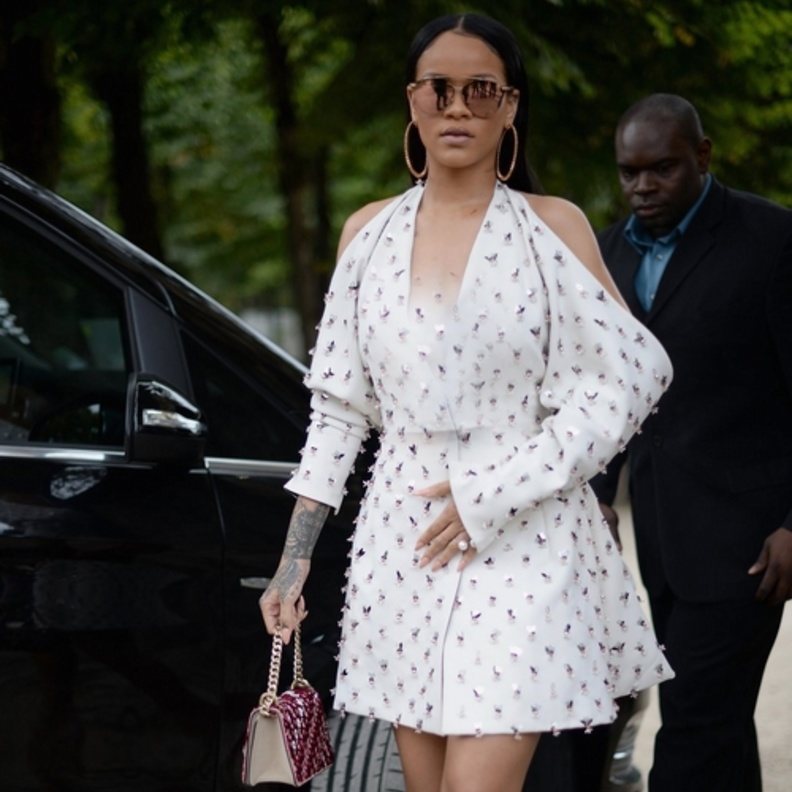 النجمة ريهانا Rihanna بفستان قصير وواسع في شوارع باريس