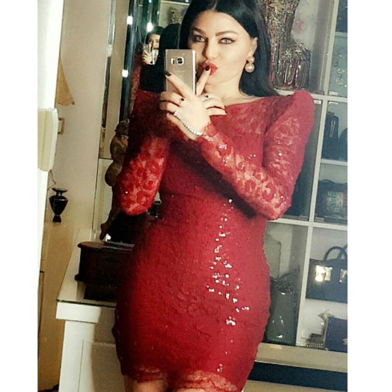 نحوى كرم بفستان أبيض ضيق وأنيق.