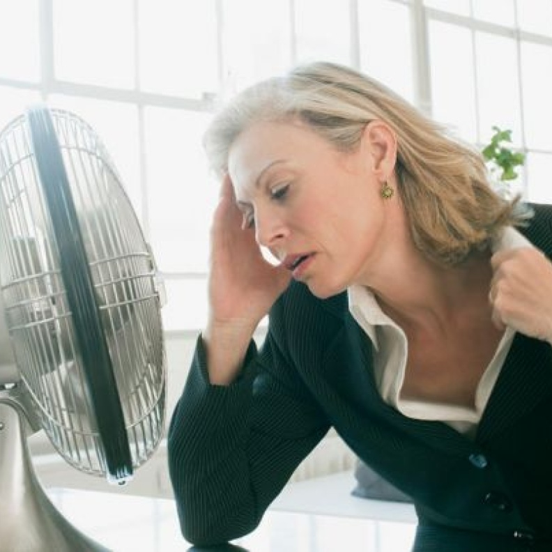 الهبات الساخنة أحد أبرز أعراض إنقطاع الطمث