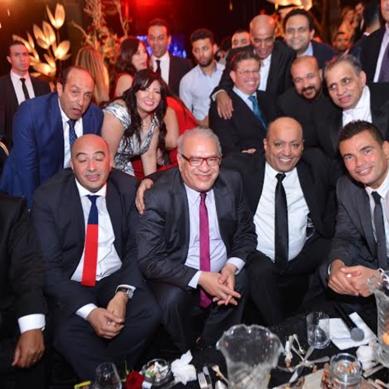 عمرو دياب مع حضور حفل الزفاف