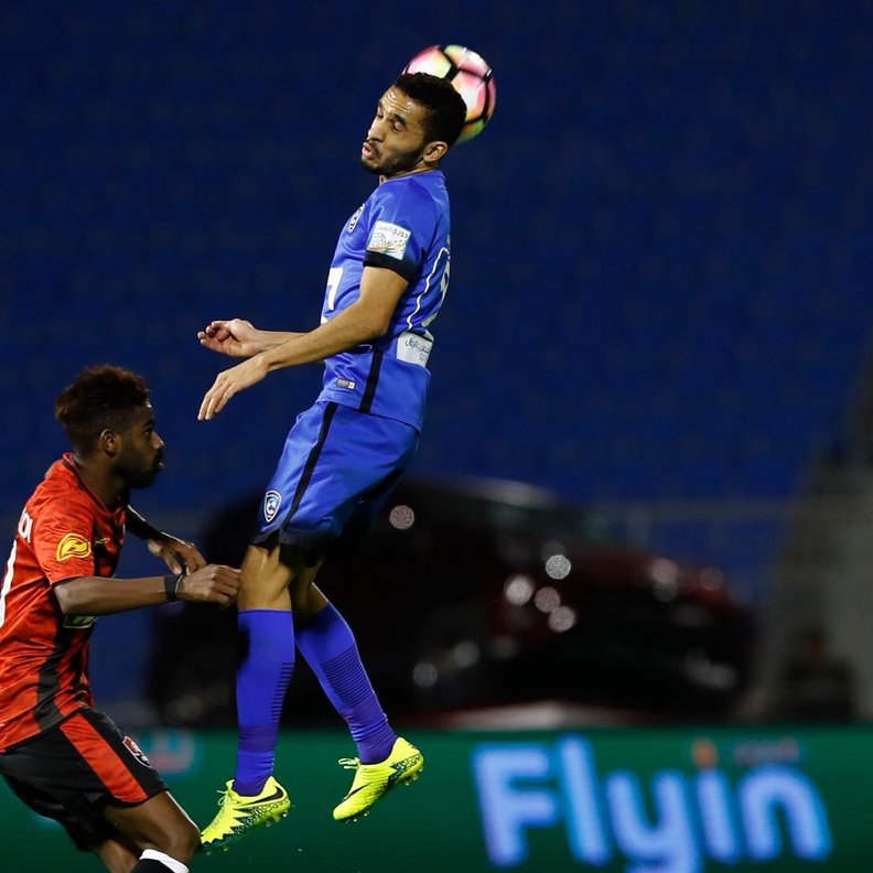 الهلال يهزم الرائد ويرتقي إلى الصدارة