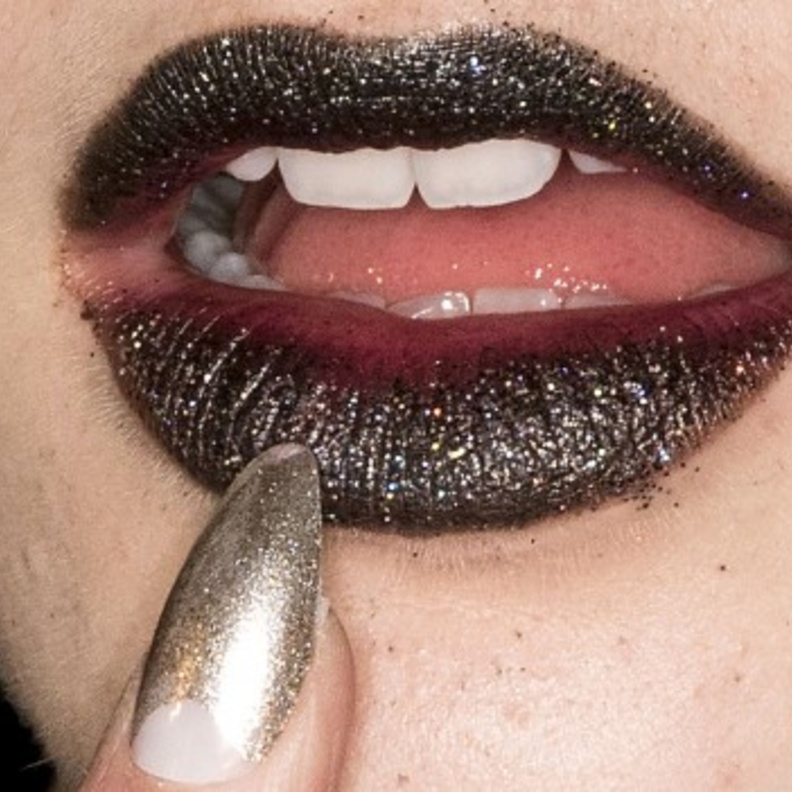 الوان البرونزي اللماع على أظافرك