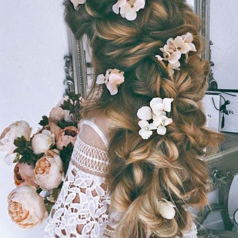 الورود الكبيرة تليق بالشعر الطويل والكثيف