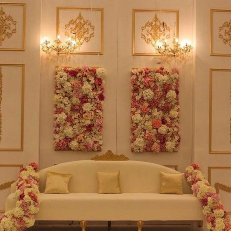 الورود في الكوشة مع الاضاءة الهادئة هي الصرعة الأكثر رواجا حاليا