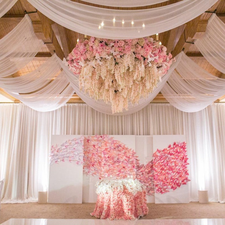 الوورد تزين قاعة زفافك بطريقة مبهرة وجذابة