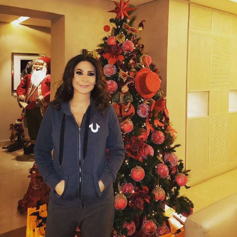 اليسا الى جانب شجرتها